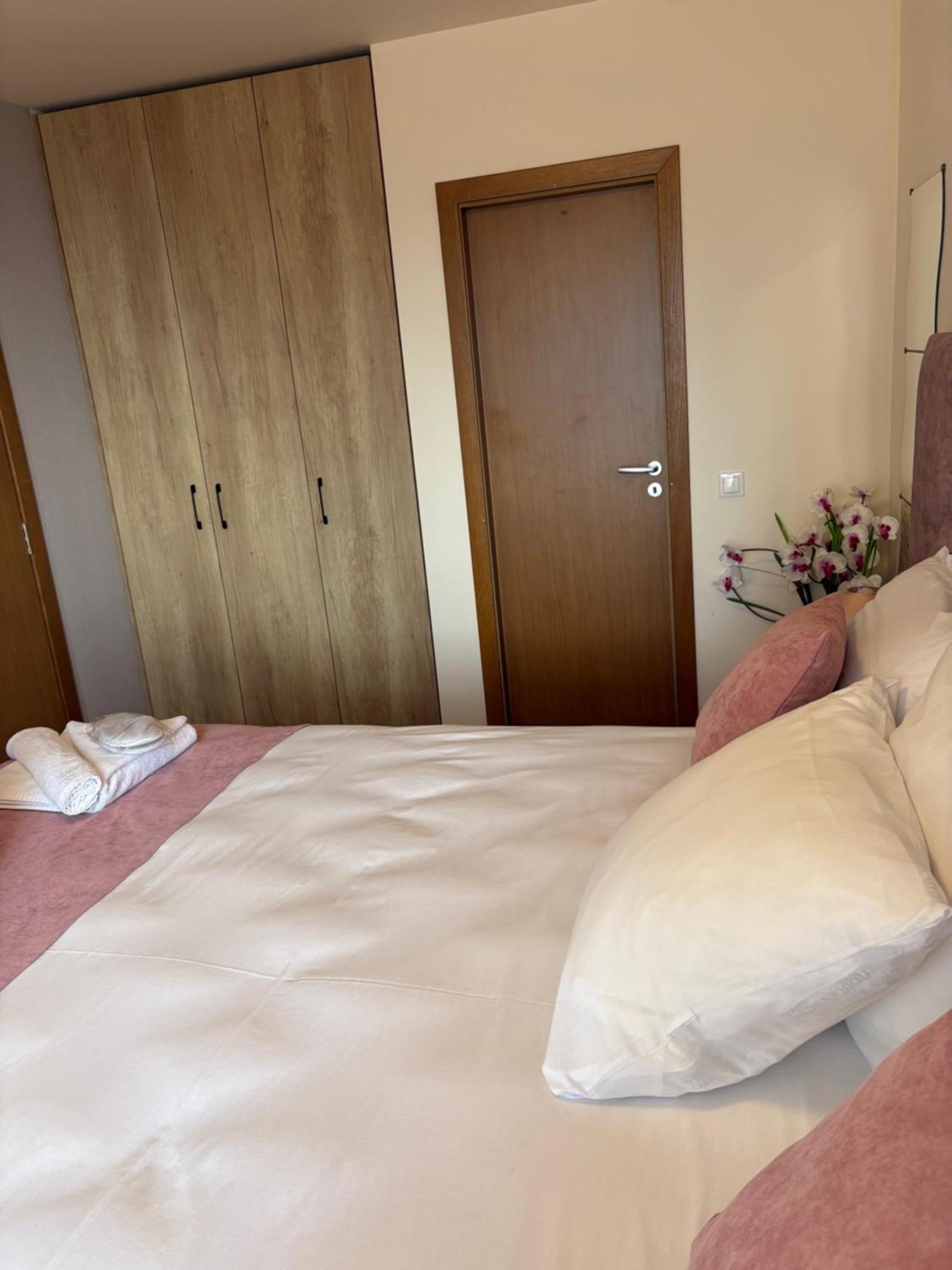 Grand Resort Luxury Apartment ปอมโปโรโว ภายนอก รูปภาพ